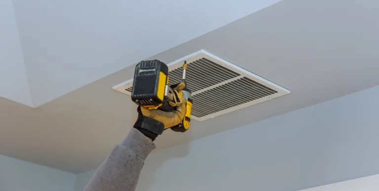 riscaldamento a soffitto, comfort termico, risparmio energetico, impianti di riscaldamento efficienti, risparmio sui costi di riscaldamento, sostenibilità ambientale, distribuzione uniforme del calore.